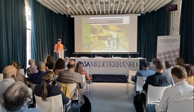 Tere Adell leading a workshop session